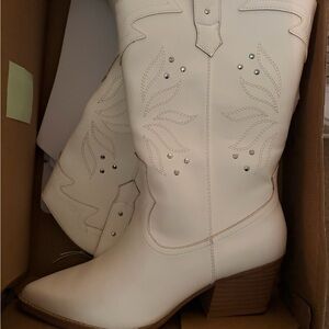 NWT Universal Thread Womens Studded Western Cowboy Boots 92229982 Off White 8.5M